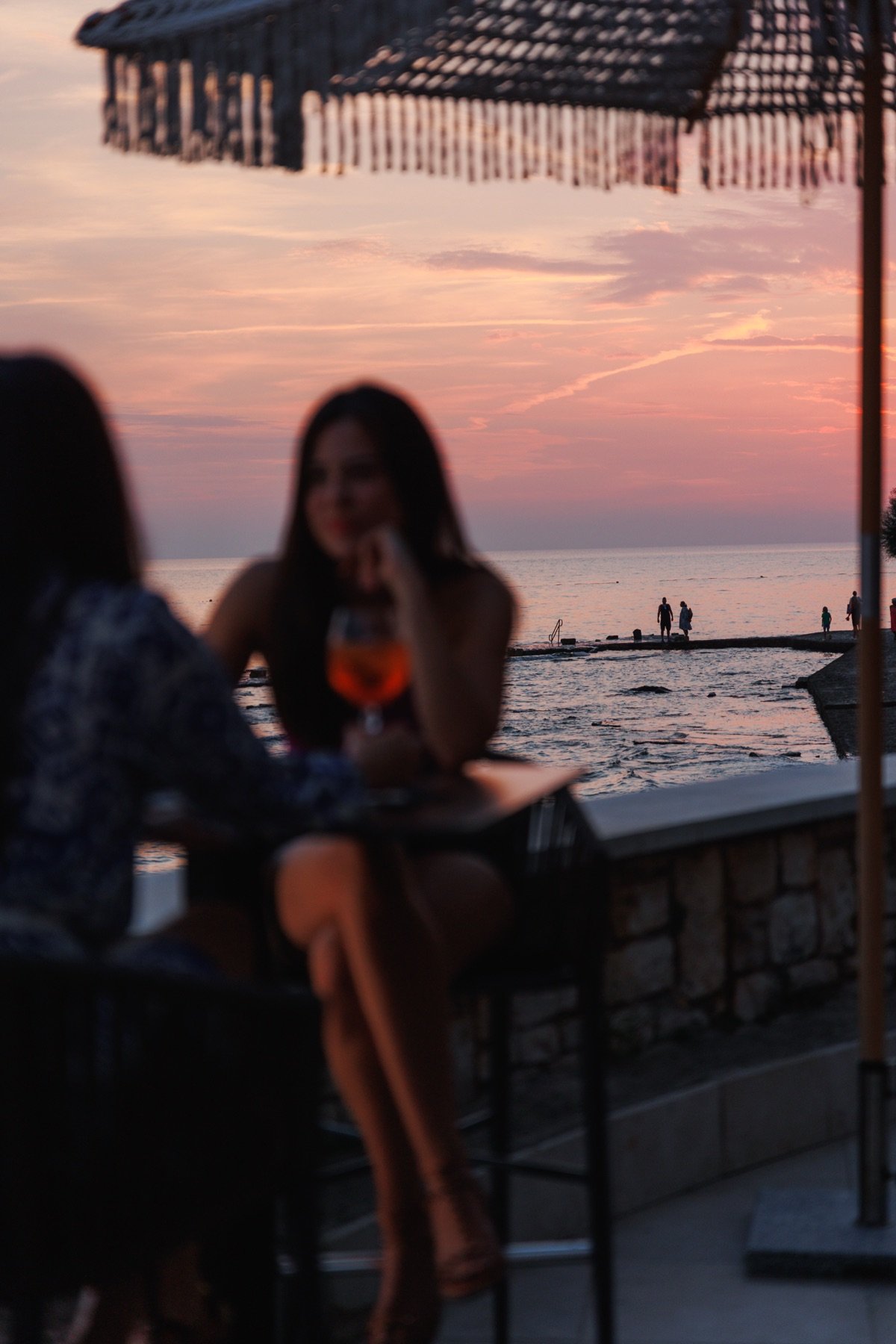 NOMU Novigrad — gosti na terasi uz zalazak sunca